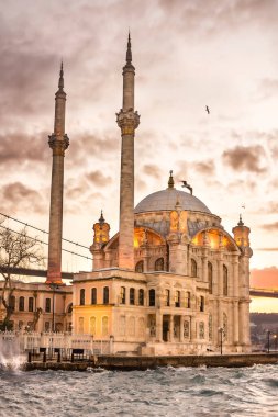 Güzel İstanbul manzarası. Boğaz köprüsü yakınlarında gün doğumu (diğer adıyla: 15 Temmuz Şehitler Köprüsü. Türkçe: 15 Temmuz Sehitler Koprusu). Ortakoy, Türkiye 'deki Sultan Abdulmecid Büyük İmparatorluk Camii yakınlarındaki fırtına
