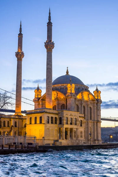 Güzel İstanbul manzarası. Boğaz köprüsü yakınlarında gün doğumu (diğer adıyla: 15 Temmuz Şehitler Köprüsü. Türkçe: 15 Temmuz Sehitler Koprusu). Ortakoy, Türkiye 'deki Sultan Abdulmecid Büyük İmparatorluk Camii yakınlarındaki fırtına