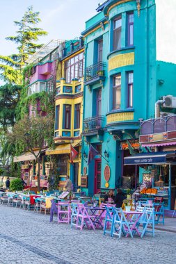 İSTANBUL, TURKEY - Mayıs 09, 2019: İstanbul 'un çoğu turistik bölgesinde renkli evler - Sultanahmet ilçesi. Çok renkli kafelerde kebap, Türk kahvesi ve diğer Türk lezzetleri.