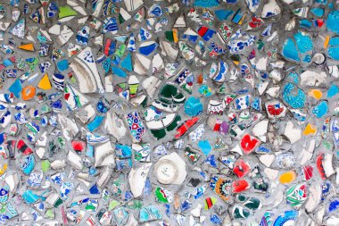 İSTANBUL, TURKEY - MAYIS 09, 2019: kırık klasik seramik parçaları sokak duvarında mozaik olarak sergileniyor. Mozaik arkaplan.