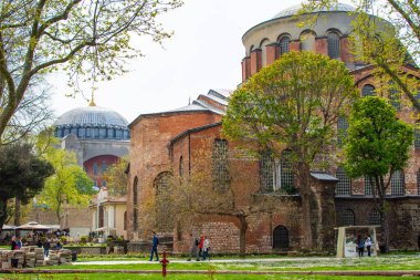ISTANBUL, TURKEY - 26 Nisan 2019: Arka planda Ayasofya Kubbesi 'nin ön ve arka planında Hagia Irene Kilisesi' nin (günümüzde bir müze) manzarası.