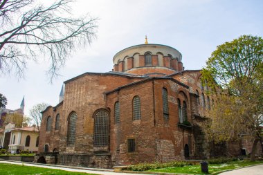 ISTANBUL, TURKEY - 26 Nisan 2019: Arka planda Ayasofya Kubbesi 'nin ön ve arka planında Hagia Irene Kilisesi' nin (günümüzde bir müze) manzarası.