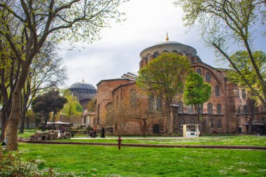 ISTANBUL, TURKEY - 26 Nisan 2019: Arka planda Ayasofya Kubbesi 'nin ön ve arka planında Hagia Irene Kilisesi' nin (günümüzde bir müze) manzarası.