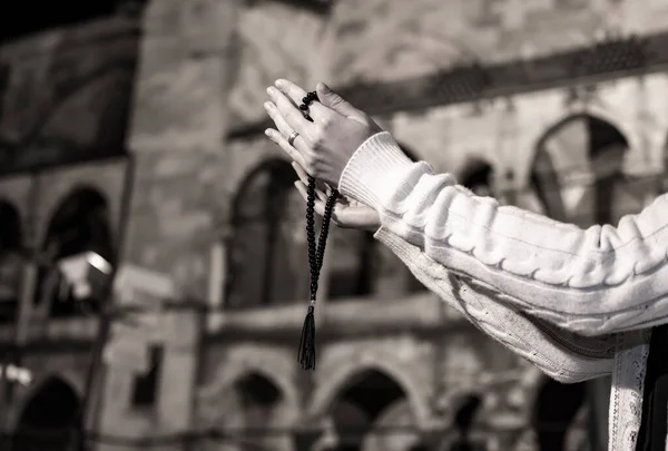 Рука Мусліма Тримає Чохли Трояндами Молилася Перед Мечеттю Рамадан Карем — стокове фото