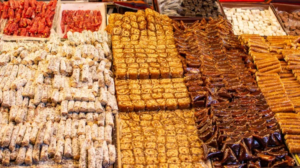 전통적으로 푸르스름 음식을 시장에서 먹었다 중동의 — 스톡 사진