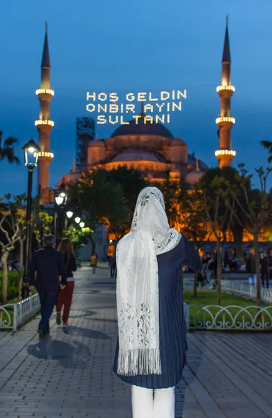 모스크 앞에서 스카프를 이슬람 터키인 Sultanahmet Camii 개월의 술탄에 환영합니다 스톡 사진