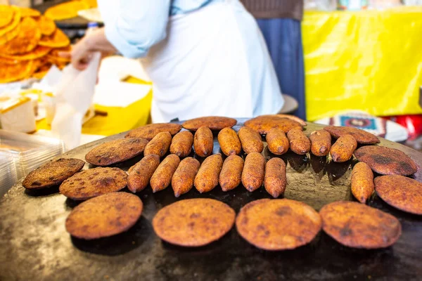 여자들은 전국적 맛있는 미트볼 요리하고 터키의 요리이다 스톡 사진