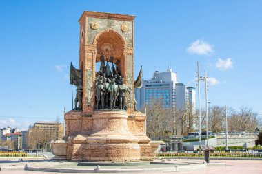 ISTANBUL, TURKEY - Nisan 09, 2020: Koronavirüs salgını sırasında tamamen boş olan Beyoğlu 'nun Taksim Meydanı, popüler turizm merkezi. Türkiye 'de kimse yok. Karantina ve kendini izole etme.