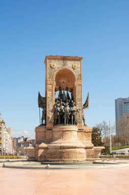 ISTANBUL, TURKEY - Nisan 09, 2020: Koronavirüs salgını sırasında tamamen boş olan Beyoğlu 'nun Taksim Meydanı, popüler turizm merkezi. Türkiye 'de kimse yok. Karantina ve kendini izole etme.