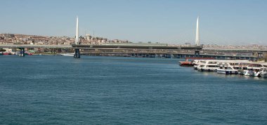 ISTANBUL, TURKEY - Nisan 09, 2020: Coronavirus salgını sırasında Golden Horn Metro Köprüsü panoramik görüntüsü. Dışarıda kimse yok. Karantina ve kendini izole etme. 