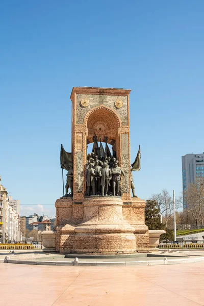 ISTANBUL, TURKEY - Nisan 09, 2020: Koronavirüs salgını sırasında tamamen boş olan Beyoğlu 'nun Taksim Meydanı, popüler turizm merkezi. Türkiye 'de kimse yok. Karantina ve kendini izole etme.