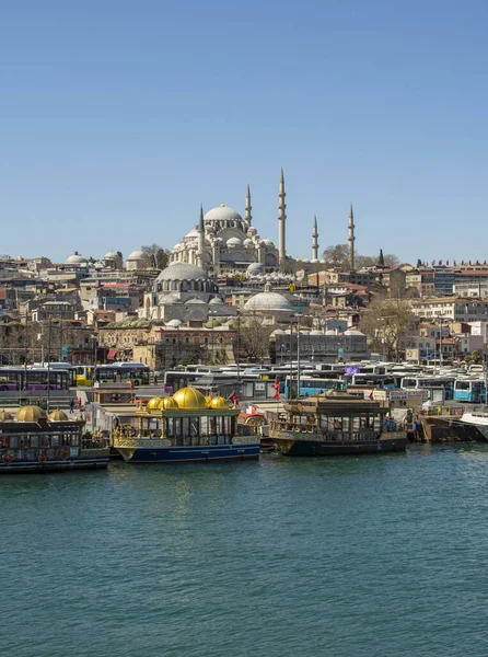 Istanbul Turquía Abrl 2020 Barcos Otánticos Muelle Eminonu Frente Mezquita — Foto de Stock