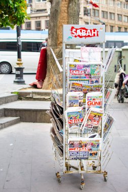 İSTANBUL, TURKEY - 26 Nisan 2019: gazeteler kürsüye. Yerel basın konsepti. Türkiye 'de mali, tıbbi, siyasi ve ekonomik haberler.  