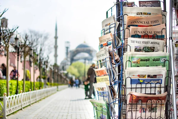 Istanbul Turkey Aprl 2019 Dagstidningar Montern Med Suddig Bakgrund Och — Stockfoto