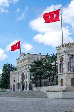 İSTANBUL, TURKEY - 10 Eylül 2019: Beyazit Meydanı 'ndaki İstanbul Üniversitesi' nin mavi gökyüzüne karşı ana giriş kapısı.