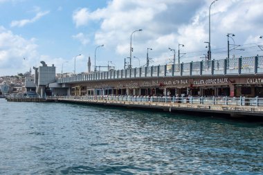 ISTANBUL, TURKEY - 10 Eylül 2019: Karaköy bölgesinden Golden Horn ve Galata köprüsünün panoramik manzarası. İstanbul 'da popüler balık restoranları.