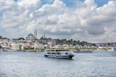 ISTANBUL, TURKEY - 10 Eylül 2019: ünlü geleneksel balık sandviçi satan Altın Boynuz ve Eminonu iskelesinin panoramik manzarası. 