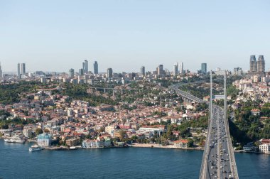 İstanbul, Türkiye - 4 Ekim 2011: Boğaz köprüsü (diğer adıyla: 15 Temmuz Şehitler Köprüsü. Türkçe: 15 Temmuz Sehitler Koprusu). Gökyüzünün en üst görüntüsü. Hava fotoğrafı. Kuş bakışı şehir manzarası.