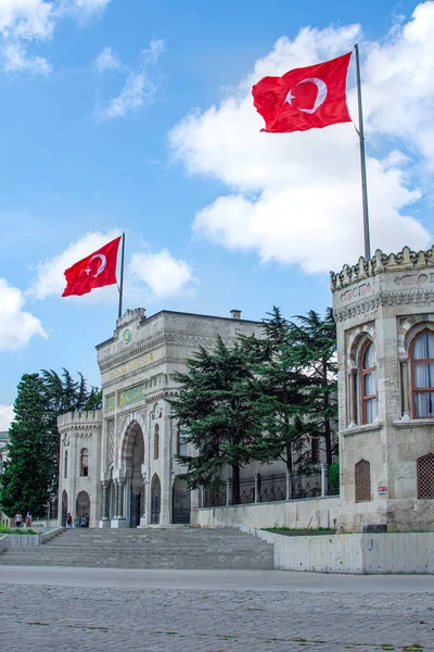 土耳其伊斯坦布尔 2019年9月10日 伊斯坦布尔大学在碧亚兹特广场与蓝天的主入口大门 — 图库照片