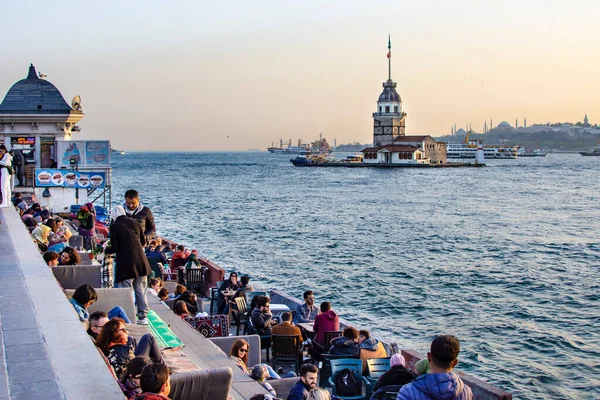 Istanbul Turquía Abril 2019 Las Personas Descansan Cafetería Que Encuentra — Foto de Stock