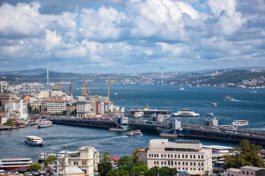İSTANBUL, TURKEY - 10 Eylül 2019: İstanbul 'un panoramik manzarası ve Süleyman Camii bahçesinden Boğaz manzarası.