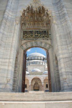 İSTANBUL, TURKEY - 10 Eylül 2019: Süleyman Camii 'nin günlük görünümü. Süleyman Camii 'nin ana giriş kapısı, İstanbul, Türkiye.