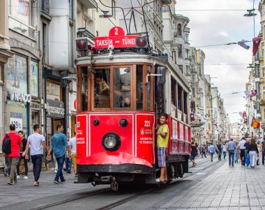 İSTANBUL, TURKEY - 10 Eylül 2019: Popüler turizm alanında nostaljik tramvay - Istiklal Caddesi, Beyoğlu ilçesi, Taksim, İstanbul. 