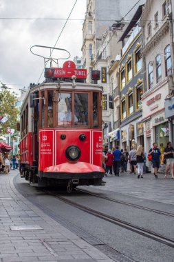 İSTANBUL, TURKEY - 10 Eylül 2019: Popüler turizm alanında nostaljik tramvay - Istiklal Caddesi, Beyoğlu ilçesi, Taksim, İstanbul. 
