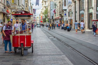 ISTANBUL, TURKEY - 10 Eylül 2019: İstanbul 'un Taksim ilçesi Istiklal Caddesi, Beyoğlu Mahallesi' nde insan geleneksel Türk simit (simit) satıyor. Türk sokak yemekleri.