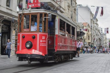 İSTANBUL, TURKEY - 10 Eylül 2019: Popüler turizm alanında nostaljik tramvay - Istiklal Caddesi, Beyoğlu ilçesi, Taksim, İstanbul. 