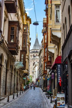 ISTANBUL, TURKEY - 26 Nisan 2019: İstanbul 'un Beyoğlu ilçesi Serdar-I Ekrem Caddesi' nden ünlü turizm merkezi Galata Kulesi. 