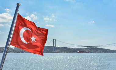 Rüzgarda dalgalanan Türk bayrağı, mavi gökyüzüne karşı reklam, reklam ve seçim için kullanılabilir.. 