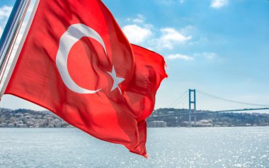 Rüzgarda dalgalanan Türk bayrağı, mavi gökyüzüne karşı reklam, reklam ve seçim için kullanılabilir.. 