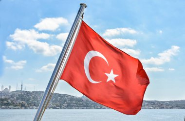 Rüzgarda dalgalanan Türk bayrağı, mavi gökyüzüne karşı reklam, reklam ve seçim için kullanılabilir.. 
