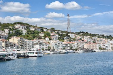 İSTANBUL, TURKEY - 17 Eylül 2020: Arnavut ilçesi yakınlarındaki Boğaz kıyısı. Boğaz 'dan deniz manzarası. İstanbul Boğazı tur kavramı.