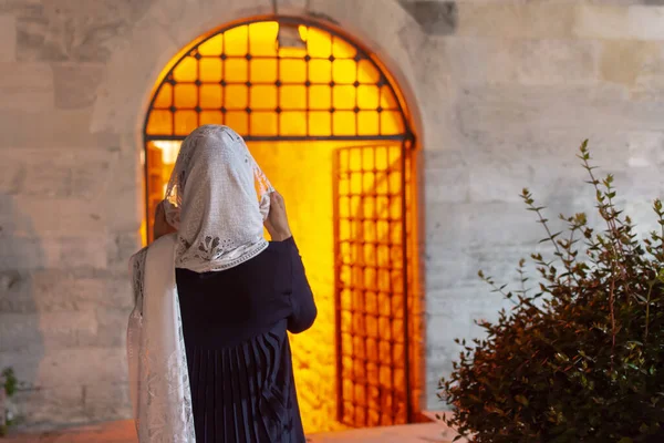 Мусульманка Шарфом Перед Мечеттю Йде Молитву — стокове фото