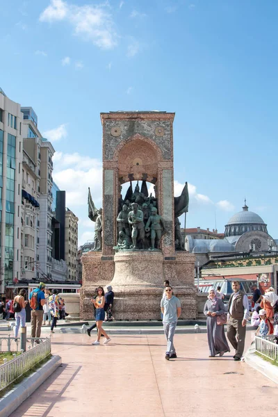 İSTANBUL, TURKEY - 10 Eylül 2019: Taksim Meydanı 'ndaki Cumhuriyet Anıtı İstanbul' da ünlü ve popüler bir turizm merkezidir 
