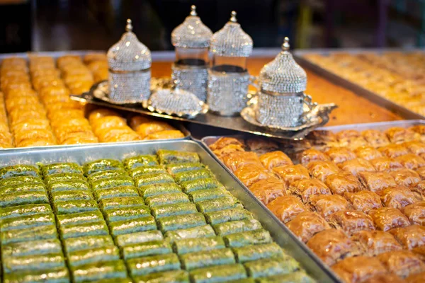 Postre Tradicional Turco Baklava Cerca Con Café Turco Puesto Dulces — Foto de Stock