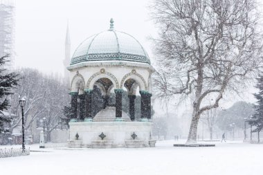 Bir kış günü Türkiye 'nin İstanbul kentindeki eski Hipodrom' da Alman Çeşmesi 'nin bulunduğu güzel manzara. Ocak 2021 'de İstanbul' da kar fırtınası.