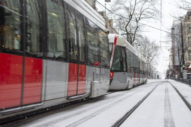 İSTANBUL, TÜRKEYE - 18 HAZİRAN 2021: Çağdaş tramvay kış aylarında pek çok kar ile birlikte sokaklarda hareket ediyor. Türkiye 'de kar fırtınası.