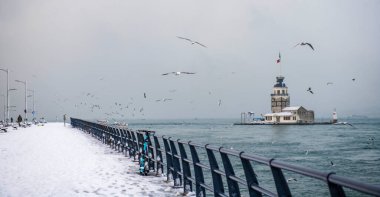 İstanbul, Türkiye 'de kış günü Maiden' s Tower 'ın (nam-ı diğer Kiz kulesi) muhteşem manzarası. İstanbul 'un başlıca eğlenceleri. 