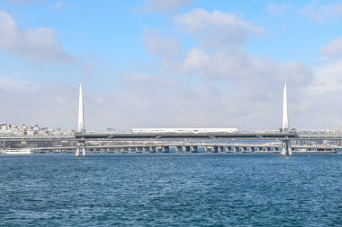 Soğuk kış günü kar yağarken Golden Horn Metro Köprüsü 'nün panoramik manzarası. İstanbul. Türkiye.