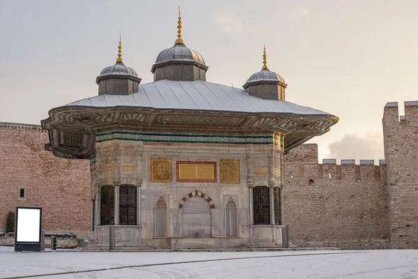 Πανοραμική Θέα Πηγή Του Σουλτάνου Αχμέντ Ιιι Χειμερινή Ημέρα Πολλά — Φωτογραφία Αρχείου
