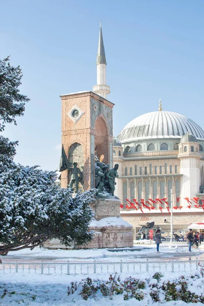 Istanbul Turkey Januari 2021 Taksimmoskén Nära Republikens Monument Vid Taksimtorget — Stockfoto