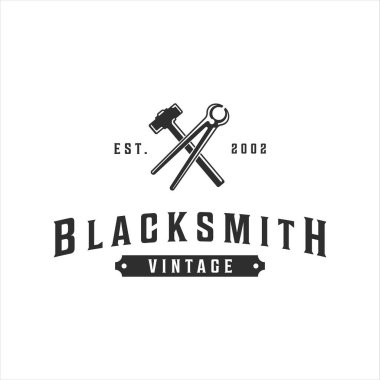 Demirci çekiç maşası logo klasik vektör illüstrasyon ikon tasarımı. Retro tipografi stili konsepti olan endüstriyel şirketler için kaynak ve demircilik hizmeti sembolü