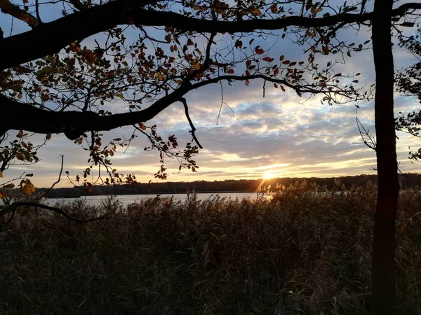 Hermosa Puesta Sol Lago Paseo Nocturno Por Orilla Del Lago —  Fotos de Stock