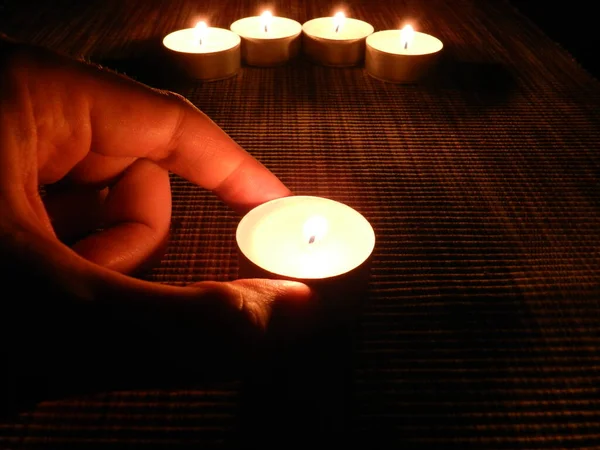 Quemando Velas Cuarto Oscuro Tealight Las Llamas Iluminan Oscuridad —  Fotos de Stock