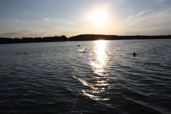 Una Puesta Sol Atmosférica Sobre Hermoso Lago Parque —  Fotos de Stock
