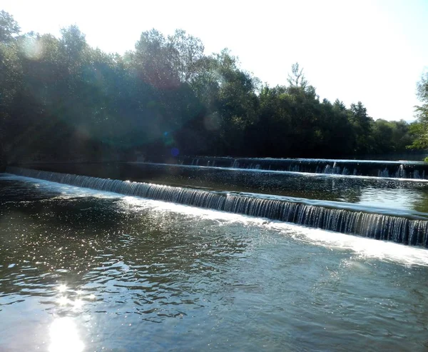 Foto Río Que Fluye Través Hermoso Parque Primavera Verano Perfecto — Foto de Stock