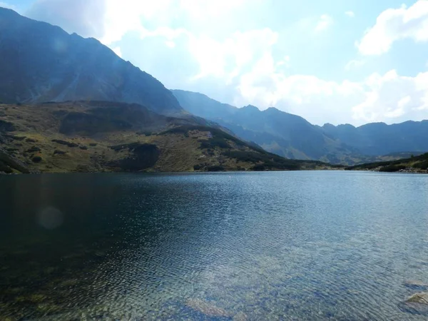 ทะเลสาบท สวยงามในอ ทยานแห งชาต เขาทาทาทร ใบไม — ภาพถ่ายสต็อก